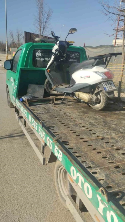 Otomobille &ccedil;arpışan motosikletli kurye yaralandı
