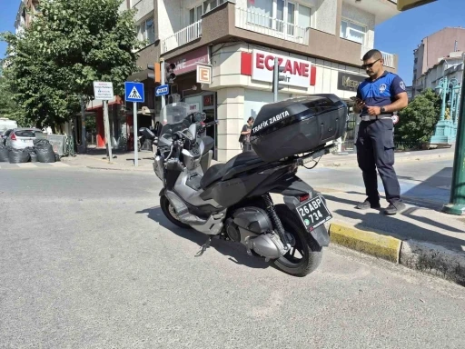 Otomobille &ccedil;arpışan motosikletli trafik zabıtası yaralandı
