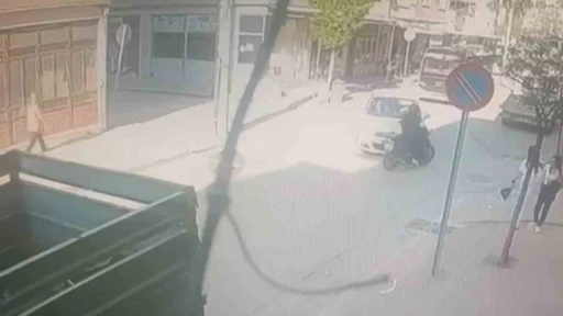 Otomobille çarpışan motosikletli yaralandı: Kaza anı kamerada
