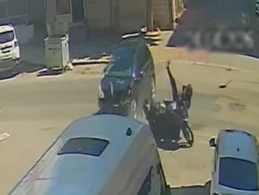 Otomobille &ccedil;arpışan motosikletlinin savrularak yaralandığı kaza kamerada
