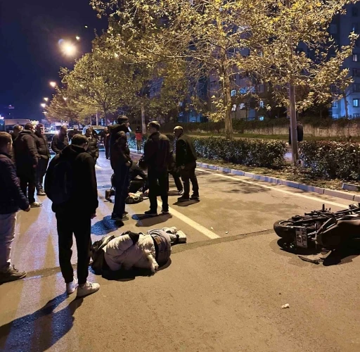 Otomobille çarpışan motosikletteki 2 genç yaralandı
