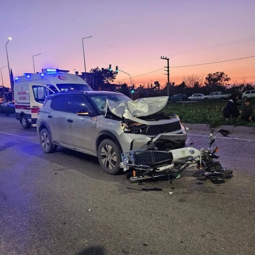 Otomobille &ccedil;arpışan motosikletteki 2 kişi yaralandı
