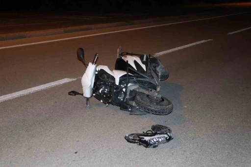 Otomobille &ccedil;arpışan motosikletteki 2 kişi yaralandı
