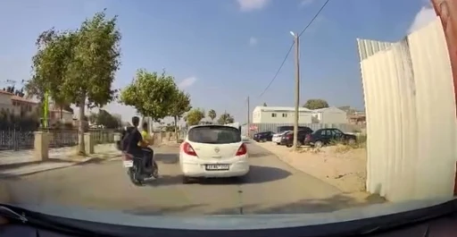 Otomobille çarpışan motosikletteki 2 kişi yola savruldu: O anlar kamerada
