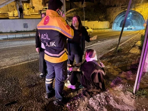 Otomobille &ccedil;arpışan motosikletteki &ccedil;ift yaralandı
