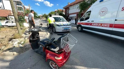 Otomobille &ccedil;arpışan &uuml;&ccedil; tekerlekli bisiklet devrildi: Kazada anne ve kızı yaralandı
