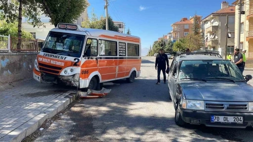 Otomobille çarpışan yolcu minibüsü kaldırıma çıktı: 3 yaralı
