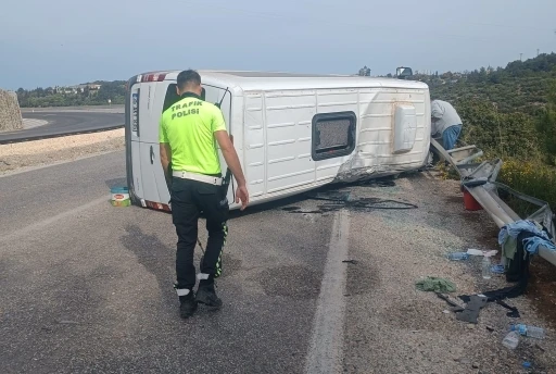 Otomobille &ccedil;arpışan yolcu minib&uuml;s&uuml; yan yattı: 10 yaralı
