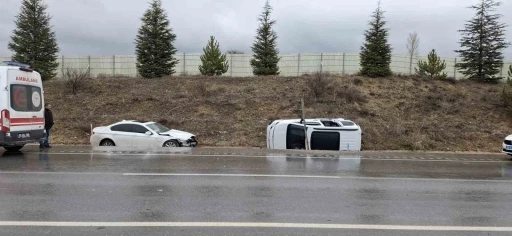 Otomobille hafif ticari aracın &ccedil;arpıştığı kazada 6 kişi yaralandı
