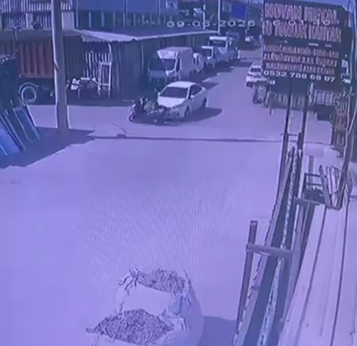 Otomobille motosikletin &ccedil;arpıştığı kaza anı kameraya yansıdı: 1 yaralı
