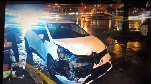 Otomobiller çarpıştı: 2 yaralı
