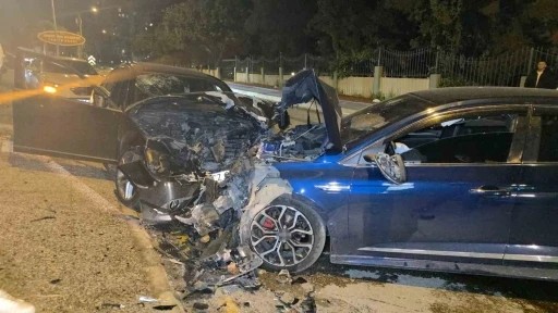 Otomobiller kafa kafaya &ccedil;arpıştı: 3 yaralı
