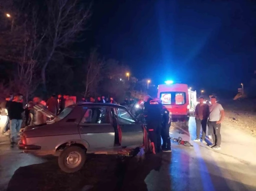 Otomobiller kafa kafaya &ccedil;arpıştı: 7 yaralı
