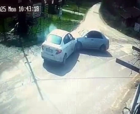 Otomobiller kafa kafaya çarpıştı: Kaza anı kamerada
