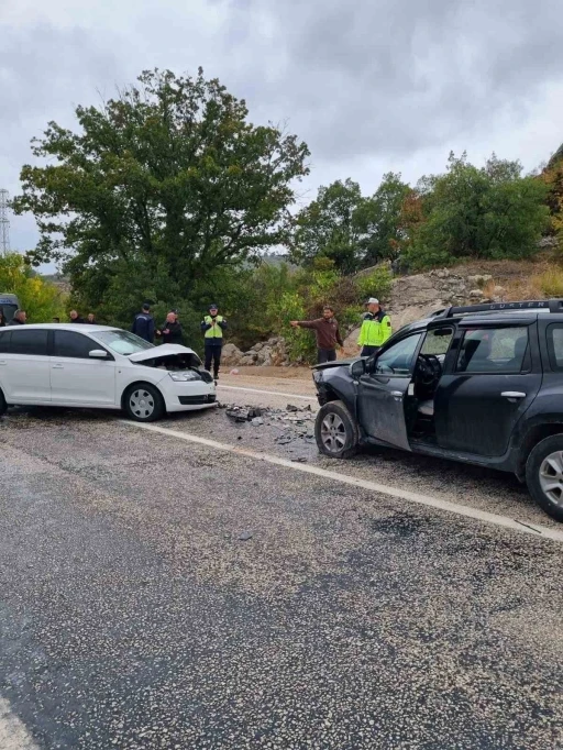 Otomobillerin çarpıştığı kazada 2 kişi yaralandı

