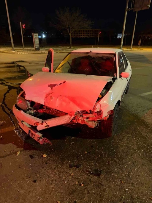 Otomobillerin &ccedil;arpıştığı kazada 4 kişi yaralandı
