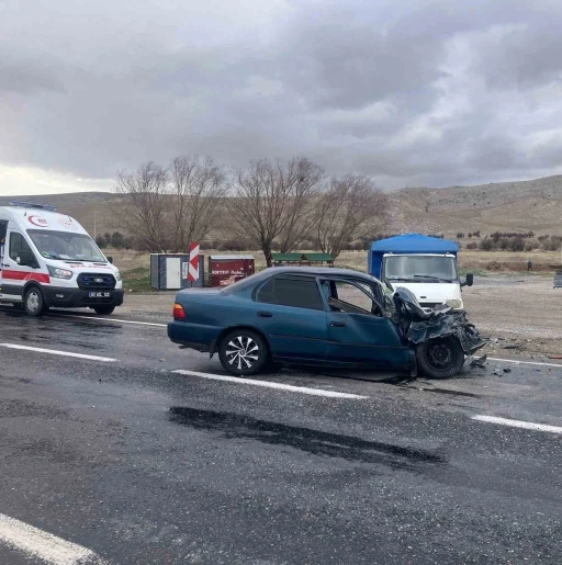 Otomobillerin &ccedil;arpıştığı kazada s&uuml;r&uuml;c&uuml;lerden biri yaralandı
