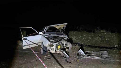 Otomobillerin kafa kafaya &ccedil;arpıştığı kazada 1 kişi &ouml;ld&uuml;, 1 kişi yaralandı
