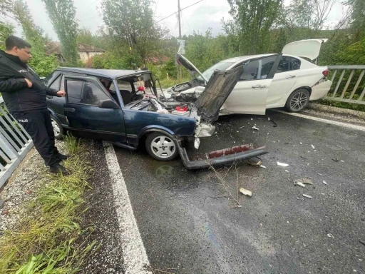 Otomobillerinin kafa kafaya &ccedil;arpıştığı kazada 4 kişi yaralandı
