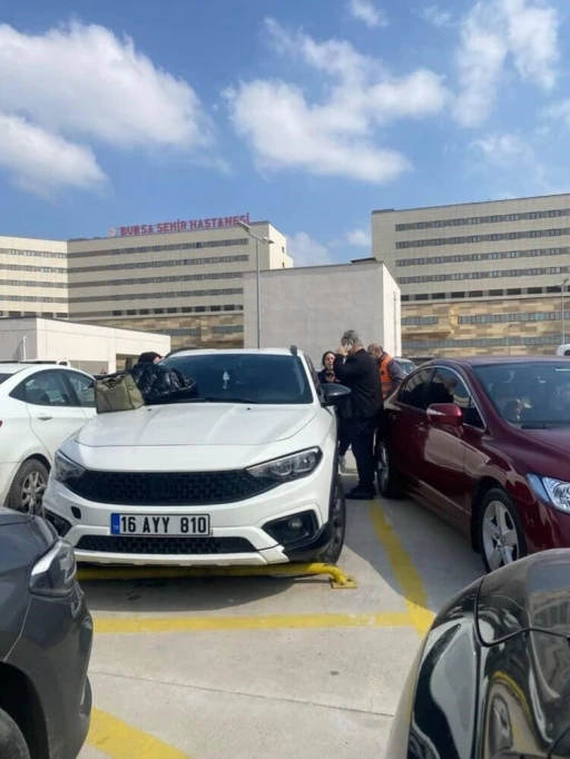Otoparkta panik dolu anlar... Ara&ccedil;ta kilitli kalan &ccedil;ocuk cam kırılarak kurtarıldı
