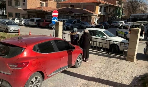 Otoparkta s&uuml;r&uuml;c&uuml;leri mahsur bıraktı, gelince de "Bilemedim ki" dedi
