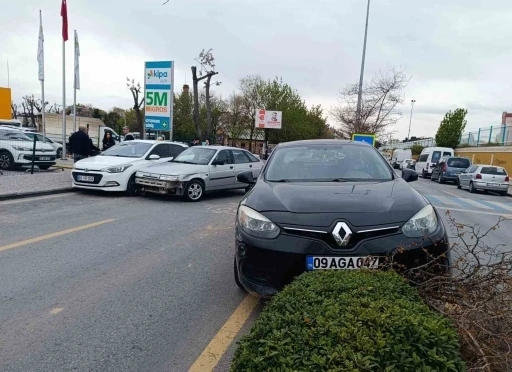 Otoparktan kontrolsüzce çıkan otomobil kazaya sebep oldu
