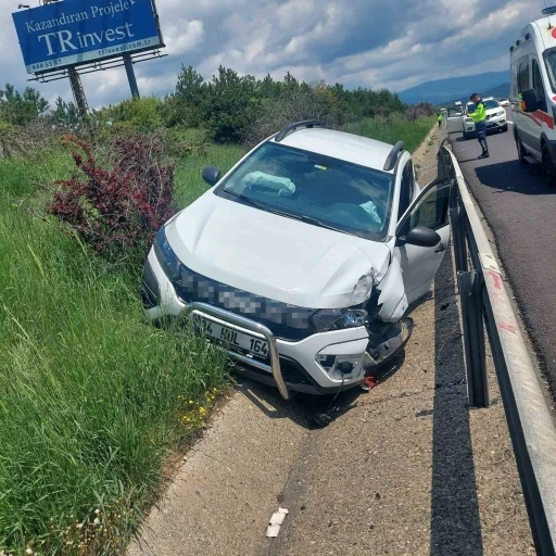 Otoyol&rsquo;da direksiyon başında uyuduğu iddia edilen s&uuml;r&uuml;c&uuml; bariyerlere &ccedil;arptı: 1 yaralı
