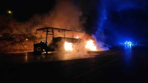 Otoyolda 39 yolcusu bulunan otob&uuml;s alev alev yandı
