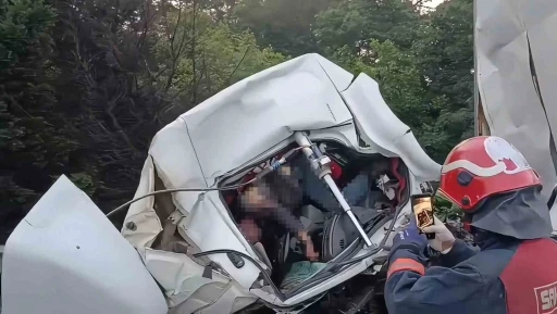 Otoyolda feci kaza: Kağıt gibi ezilen kamyonun kupasında sıkışarak hayatını kaybetti
