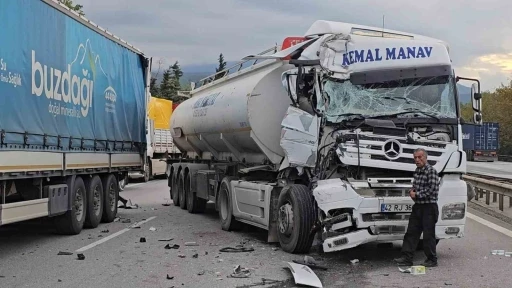 Otoyolda kaza: Hurdaya dönen tırdan burnu bile kanamadan çıktı
