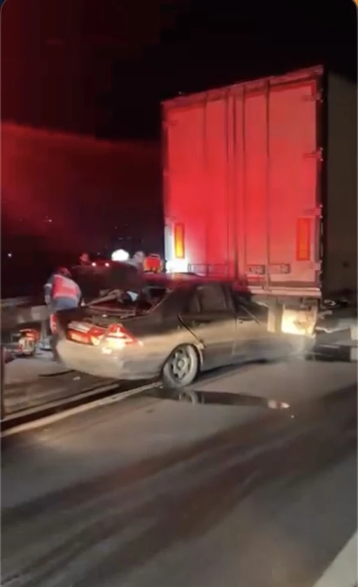 Otoyolda kontrolden &ccedil;ıkan otomobil, tıra arkadan &ccedil;arptı: 1 yaralı
