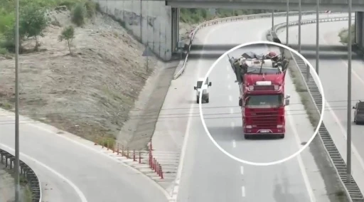 Otoyolda kuralları hi&ccedil;e sayan s&uuml;r&uuml;c&uuml;ler dron kamerasına yakalandı

