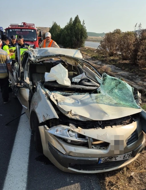 Otoyolda tıra çarpan otomobil hurdaya döndü: 2 yaralı
