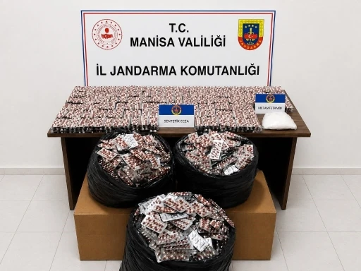 Otoyoldaki operasyonda bir ara&ccedil;ta 59 bin adet hap ve 2 kiloya yakın uyuşturucu ele ge&ccedil;irildi
