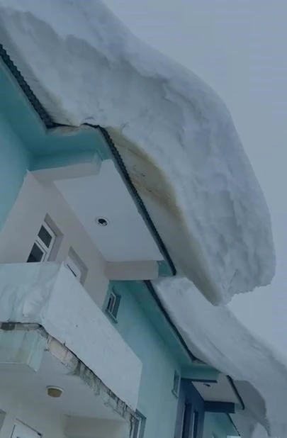 Ovacık&rsquo;ta bina &ccedil;atılarında sarkan kar k&uuml;tleleri hayrete d&uuml;ş&uuml;rd&uuml;
