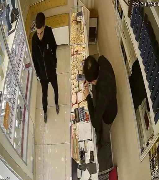 Oyaladığı kuyumcudan altınları &ccedil;aldı, ka&ccedil;amadan yakalandı
