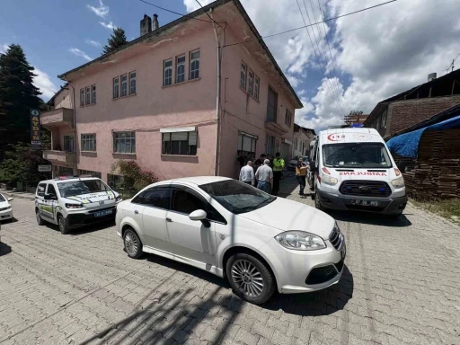 Oyun oynarken yola atlayan &ccedil;ocuğa otomobil &ccedil;arptı
