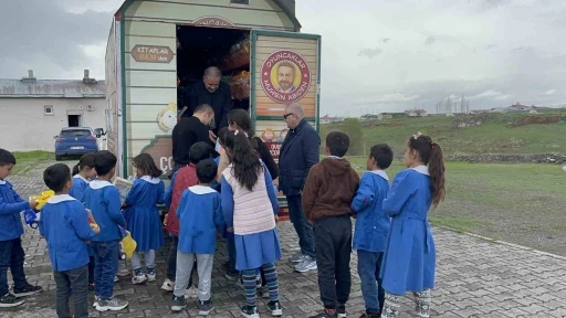 Oyuncak karavanı Kars&rsquo;ta minik y&uuml;rekleri ısıttı
