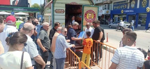 Oyuncakçı Amca, çocukların yüzünü güldürdü
