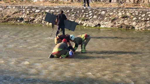 &Ouml;z &ccedil;ekim yaparken k&ouml;pr&uuml;den d&uuml;şen gen&ccedil; kız yaralandı
