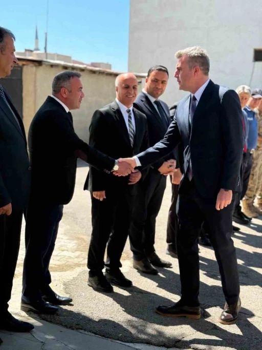 &Ouml;zalp Kaymakamı Bolat g&ouml;revine başladı
