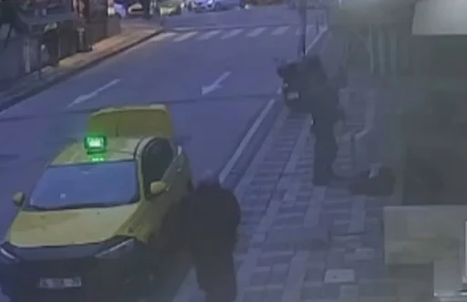 &Ouml;zbek kadının &ouml;ld&uuml;r&uuml;ld&uuml;ğ&uuml; olaya ilişkin yeni g&ouml;r&uuml;nt&uuml;ler ortaya &ccedil;ıktı, taksiye b&ouml;yle binmişler
