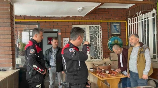 (ÖZEL) ‘Camide kavga var’ diye gelen ekibini şiir ve dua ile karşıladılar
