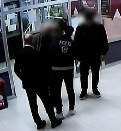 &Ouml;zel d&uuml;zenekle ehliyet sınavıra girmeye hazırlanan 2 kişi yakalandı
