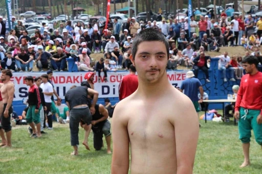 &Ouml;zel Gereksinimli Ufuk Erdem, Akdağ Karakucak G&uuml;reşleri&rsquo;nin g&ouml;n&uuml;llerin şampiyonu oldu
