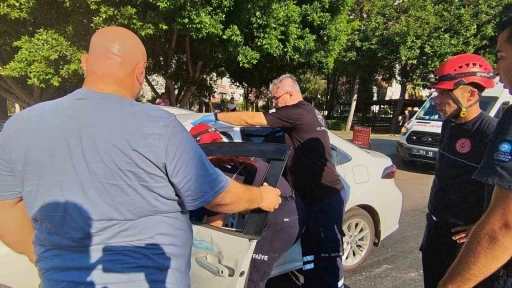 &Ouml;zel halk otob&uuml;s&uuml; ile iki otomobilin karıştığı kazada yaralanan olmadı
