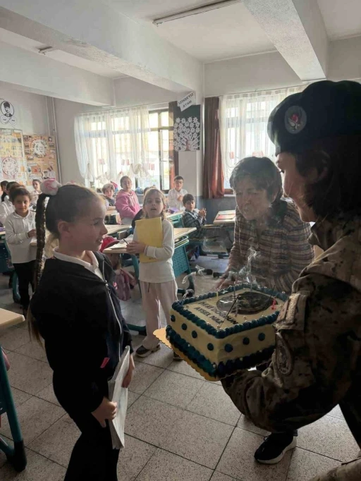 &Ouml;zel Harekat polislerinden şehit kızına doğum g&uuml;n&uuml; s&uuml;rprizi
