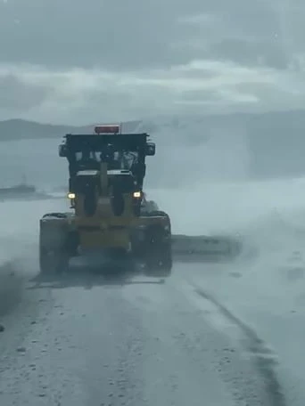 &Ouml;zel İdare ekipleri tipiden kapanan yolları a&ccedil;mak i&ccedil;in aralıksız &ccedil;alışıyor
