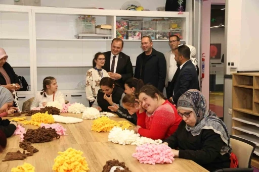 Özel kız öğrencilerinin el emeği atkıları, sevgi evlerindeki çocukları ısıttı
