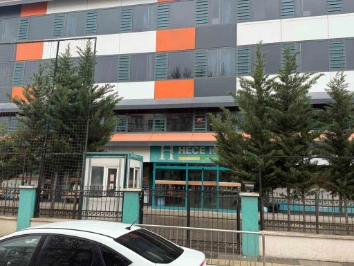 Özel kolejde maaş alamayan öğretmenler işi bırakınca veliler okulu bastı
